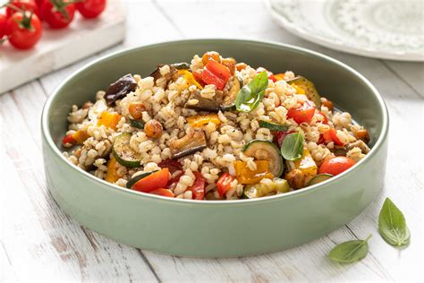 Piatto di orzotto con verdure miste