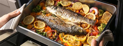 Pesce luccio fresco pronto per la cottura al forno
