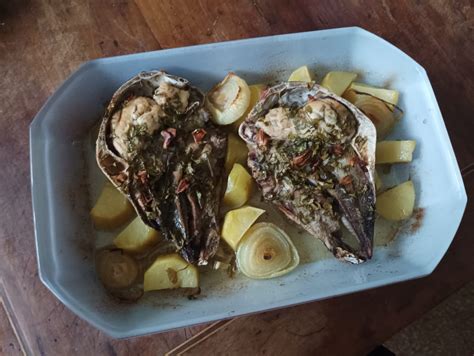 Luccio al forno preparato con cipolla e erbe aromatiche