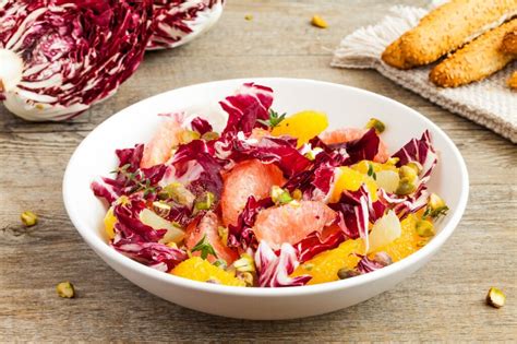 Composizione colorata di insalata autunnale con radicchio, agrumi e frutta secca