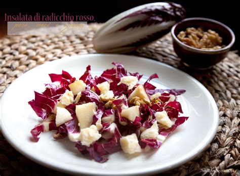 Insalata autunnale con radicchio, spicchi d'arancia, gherigli di noce e chicchi di melagrana