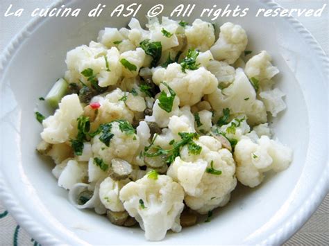Insalata di cavolfiore con olive verdi, capperi e prezzemolo