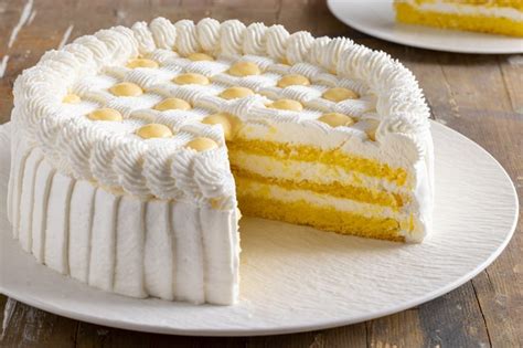 Farcitura della torta con crema pasticciera e panna