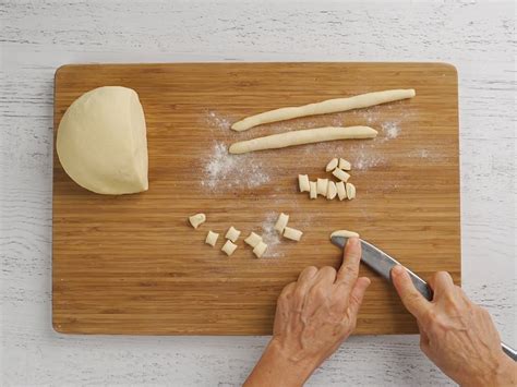Infografica dettagliata sui passaggi per modellare le orecchiette con il coltello