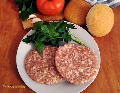 Ingredienti per hamburger di pollo e tacchino in una ciotola