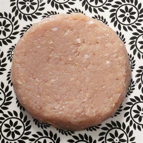 Griglia con hamburger di pollo e tacchino in cottura