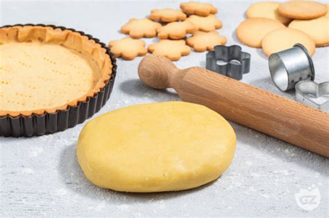 Infografica con i passaggi per preparare la pasta frolla: ingredienti, impasto, riposo in frigorifero.