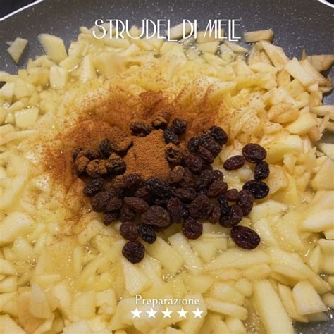 Composizione di ingredienti per il ripieno dello strudel: mele a fette, uvetta, pinoli, cannella, zucchero.