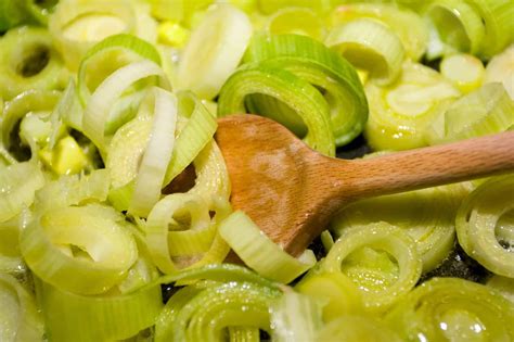 Immagine di radicchio e porri freschi, pronti per essere tagliati e cucinati