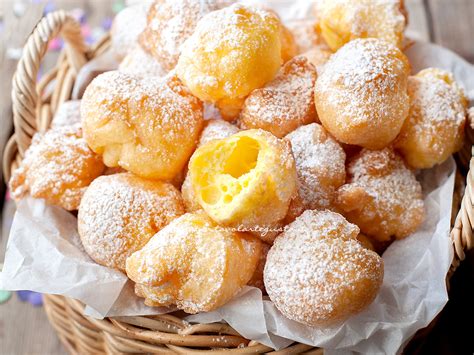 Immagine: Impasto liscio e fluido per tortelli di Carnevale pronto per la frittura