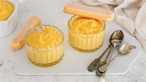 Crema allo zabaione densa e vellutata in una ciotola