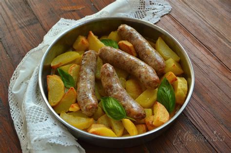Immagine di una teglia con salsicce e patate al forno