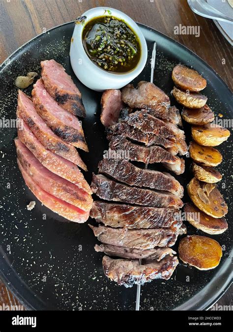 Piatto di chorizo spagnolo con patate e salsa