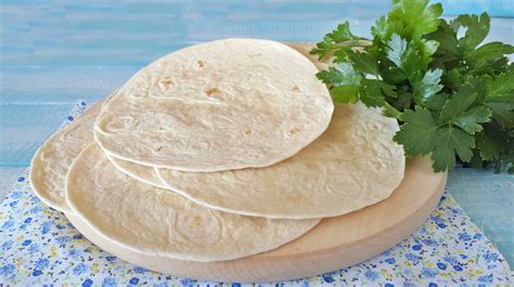 Tortillas messicane ripiene con salsa di avocado e salsiccia
