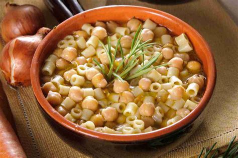 Immagine di un piatto fumante di pasta e legumi