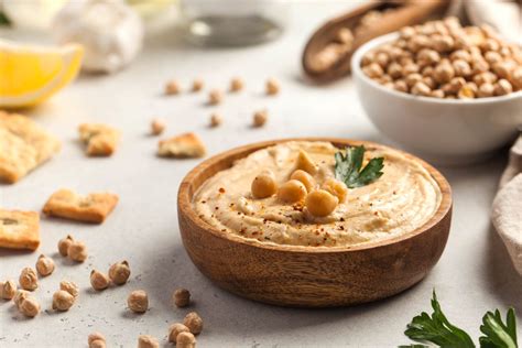 Immagine di un hummus di ceci cremoso con verdure crude