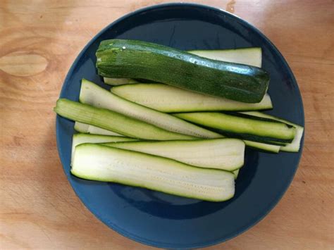 illustrazione che mostra zucchine affettate sottilmente per la parmigiana