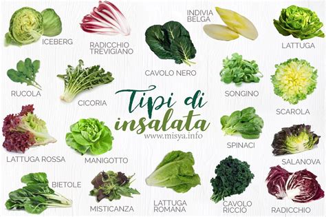 Varietà di insalate verdi e frutta fresca disposta in modo invitante