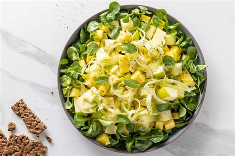 Composizione dell'insalata di mela verde, ananas e valeriana con citronette