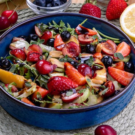 Insalata di frutta fresca con lattuga, fragole, ananas, uva e formaggio