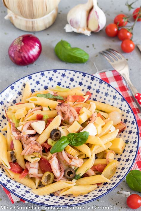 Composizione di pasta fredda con totani, pomodorini e verdurine
