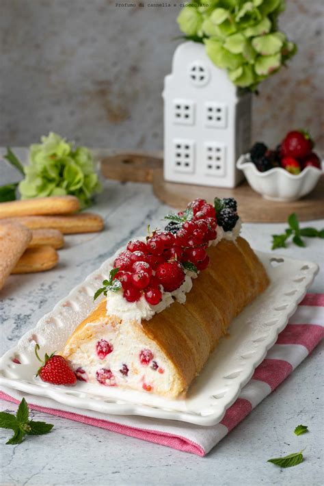 Immagine di un rotolo di tiramisù in fase di assemblaggio con crema e savoiardi