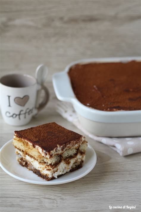 Immagine di una fetta di tiramisù alla ricotta con savoiardi e caffè