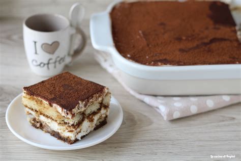 Infografica che illustra gli strati di un tiramisù alla ricotta e cioccolato