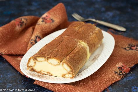 Immagine di un rotolo dolce di savoiardi e ricotta pronto per essere tagliato