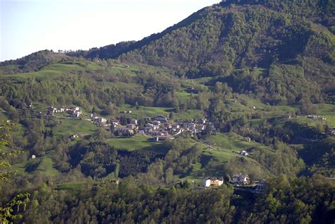 Panorama della Valtaleggio con il borgo di Peghera