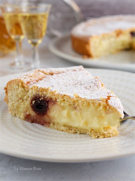 Immagine di una torta pasticciotto intera, dorata e con un'abbondante farcitura di crema pasticcera.