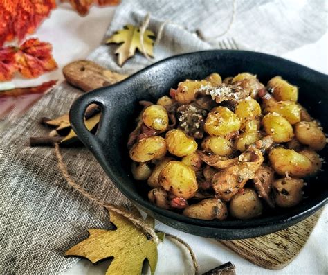 Ingredienti freschi per gnocchi di patate e funghi porcini