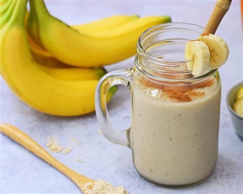 Smoothie alla banana preparato con la buccia