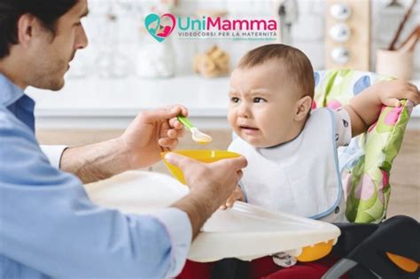 Bambino sorridente mentre mangia la pappa