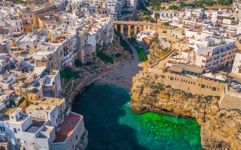 Campi di carote vicino al mare a Polignano a Mare.