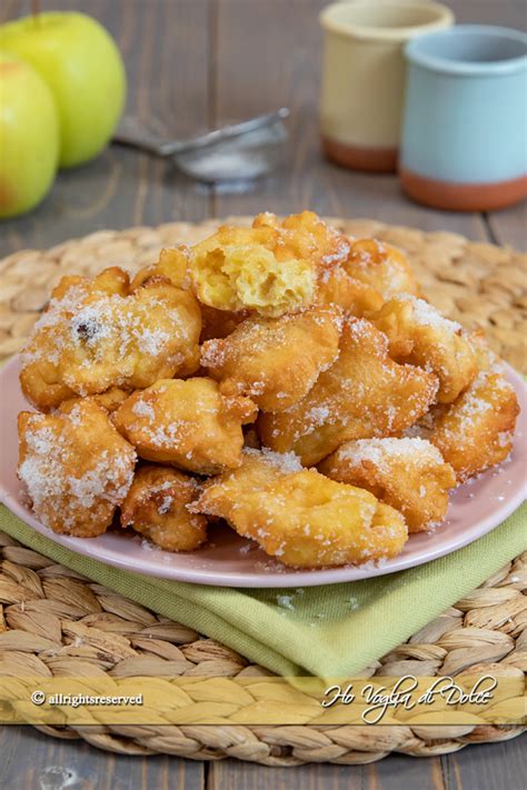 Infografica con gli ingredienti principali per le frittelle di mele: mele, farina, uova, latte, lievito, zucchero