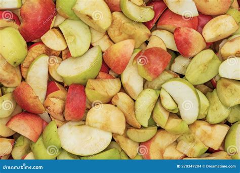 Immagine ravvicinata di frittelle di mele a pezzetti, immerse nella pastella e pronte per la cottura