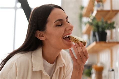 Una persona che mangia una pizza da un cartone da asporto in un ambiente informale