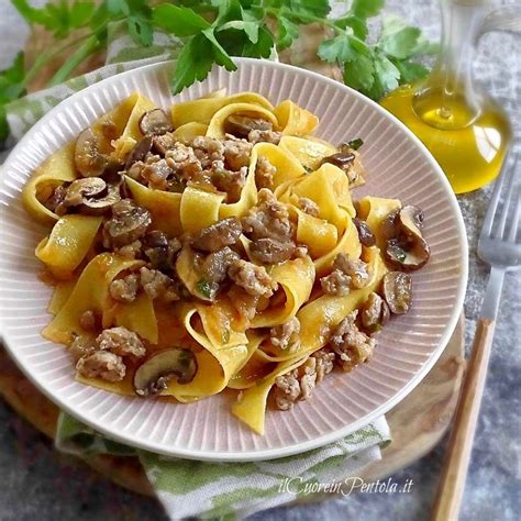 Ingredienti freschi per la pasta con salsiccia e funghi