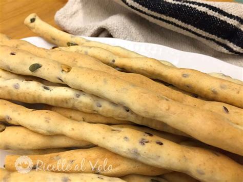 Ingredienti e preparazione dei grissini fatti in casa con grano saraceno e semi