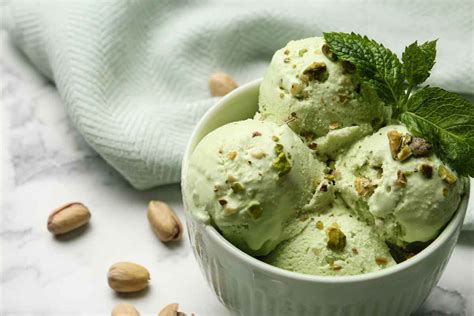 Immagine di un gelato al pistacchio dall'aspetto naturale e invitante