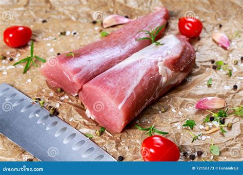 Filetto di maiale crudo pronto per la cottura