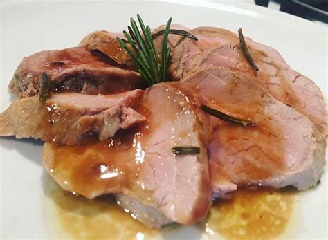 Filetto di maiale marinato in un contenitore con vino e aromi