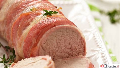 Filetto di maiale avvolto in pancetta e pronto per essere affettato