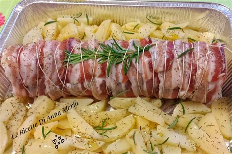 Piatto finito di filetto di maiale al forno con pancetta e contorno