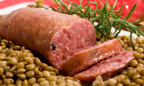 Illustrazione degli ingredienti principali del cotechino: carne, grasso e cotenna.