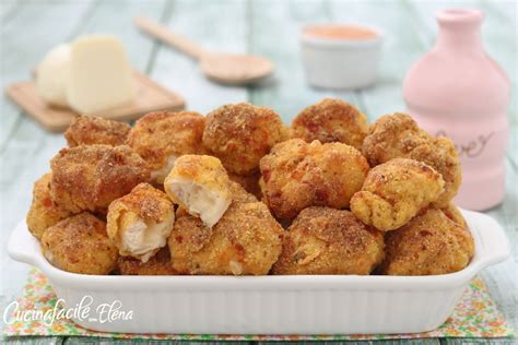Bocconcini di pollo dorati al forno su una teglia