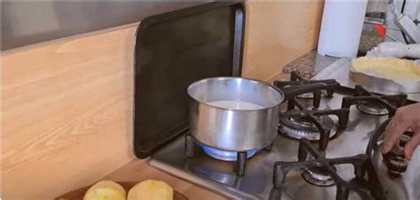 Una casseruola pesante sul fuoco con un pezzo di roast beef che viene rosolato su tutti i lati.