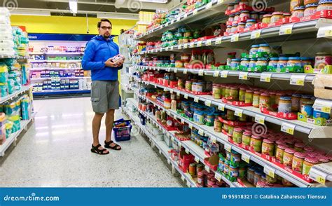 Immagine che mostra un uomo che sceglie alimenti sani al supermercato.