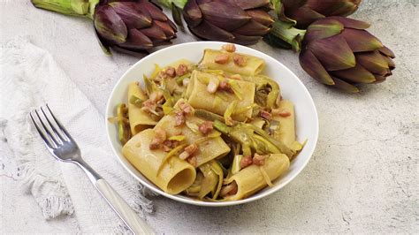 Ingredienti freschi per pasta con carciofi e pancetta